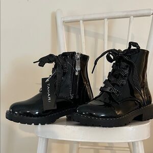Girls black patent faux leather size 7 lace up boot